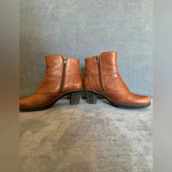 Woman’s Clark’s Brown Leather Block Heeled Ankle Square Toe Y2K Boots Size 6 - Picture 5 of 11